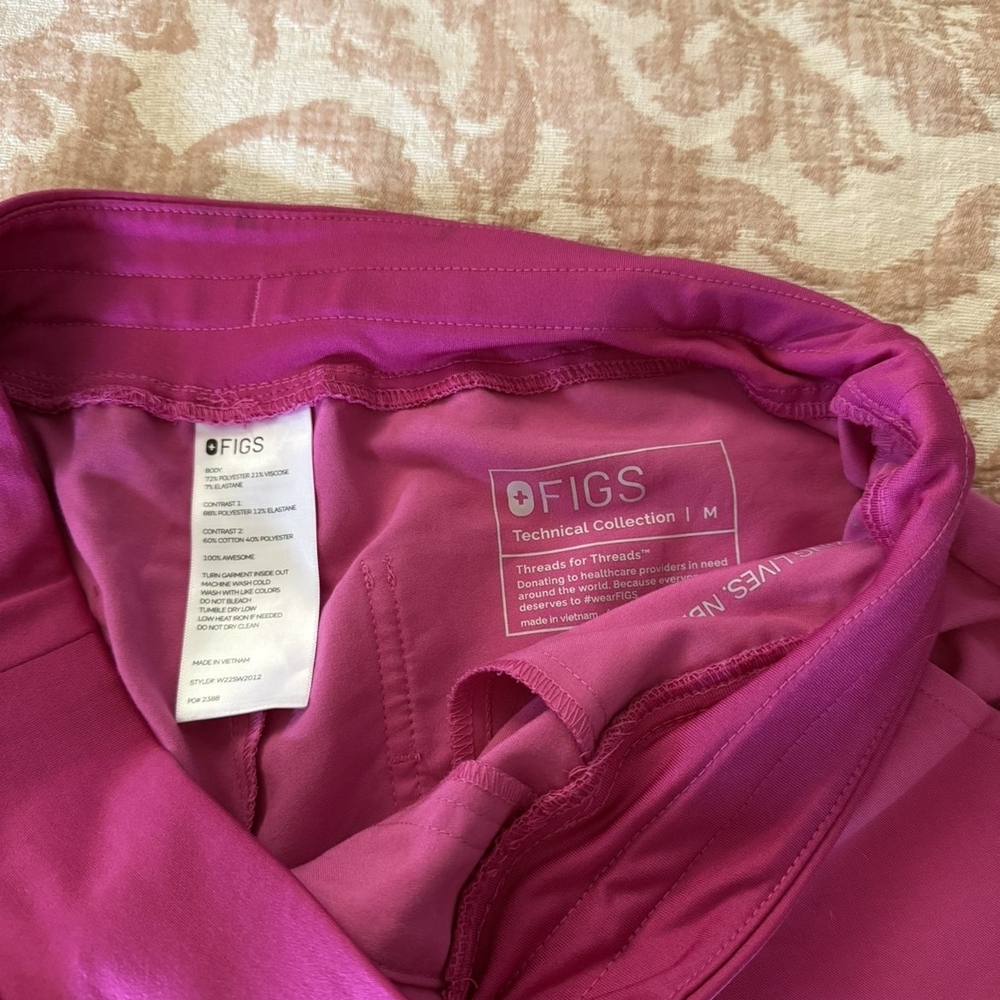 Figs Pink Scrub Top And Joggers. Joggers Size Medium Top Size Large - Picture 4 of 5